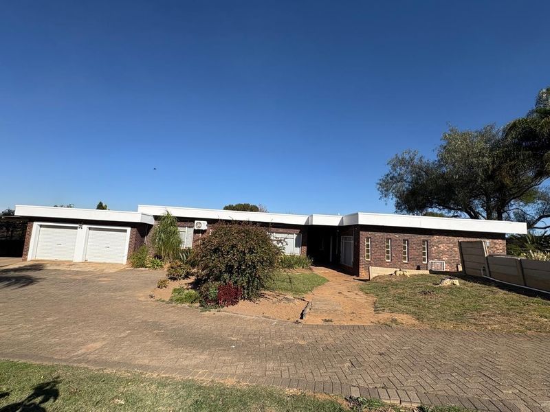 House For Sale in Schuinshoogte, Newcastle, KwaZulu Natal - Photo 3