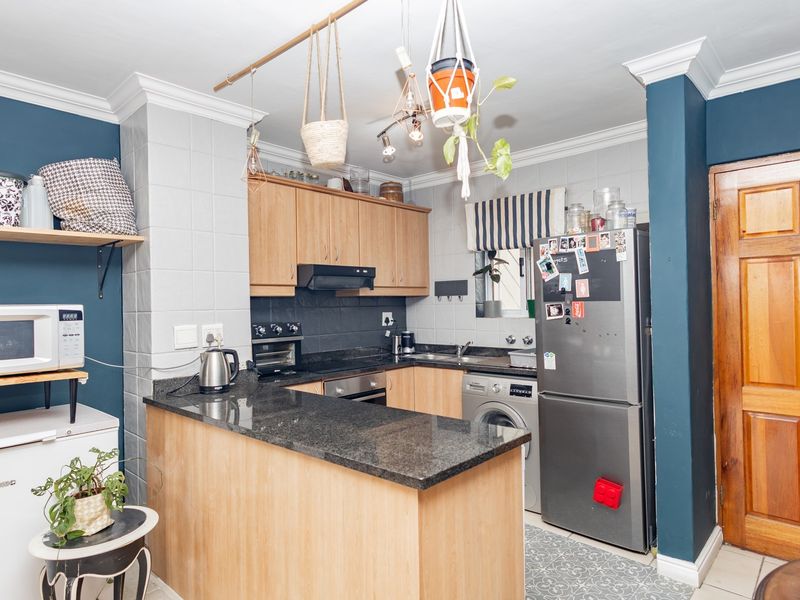 The Ultimate Waterfront Lifestyle: 2-Bed Modern Gem with 2 Parking Bays! - Photo 6