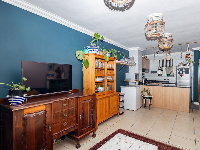 The Ultimate Waterfront Lifestyle: 2-Bed Modern Gem with 2 Parking Bays! - Photo 4