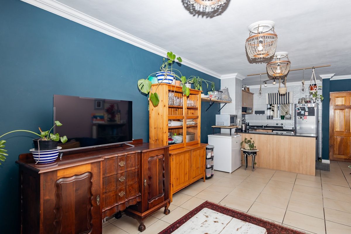 The Ultimate Waterfront Lifestyle: 2-Bed Modern Gem with 2 Parking Bays! - Photo 4