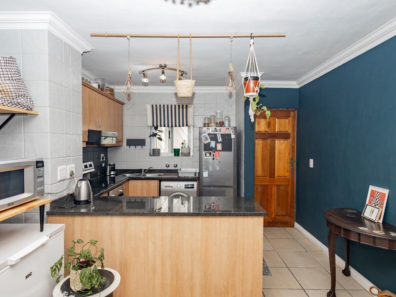 The Ultimate Waterfront Lifestyle: 2-Bed Modern Gem with 2 Parking Bays! - Photo 5