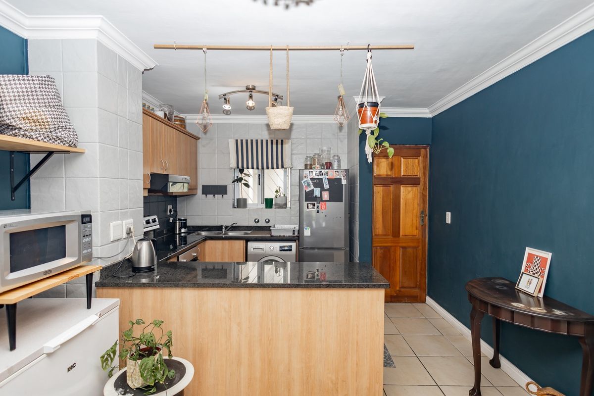 The Ultimate Waterfront Lifestyle: 2-Bed Modern Gem with 2 Parking Bays! - Photo 5