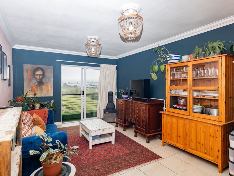 The Ultimate Waterfront Lifestyle: 2-Bed Modern Gem with 2 Parking Bays! - Photo 2