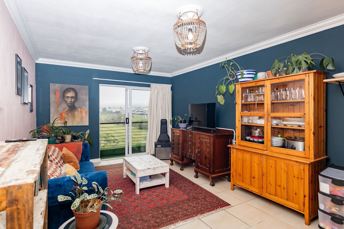The Ultimate Waterfront Lifestyle: 2-Bed Modern Gem with 2 Parking Bays! - Photo 2