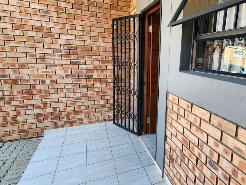 Spacious 3 Bedroom Ground Floor Apartment To Rent in Franklin on 8th, Noordwyk, Midrand - Photo 2