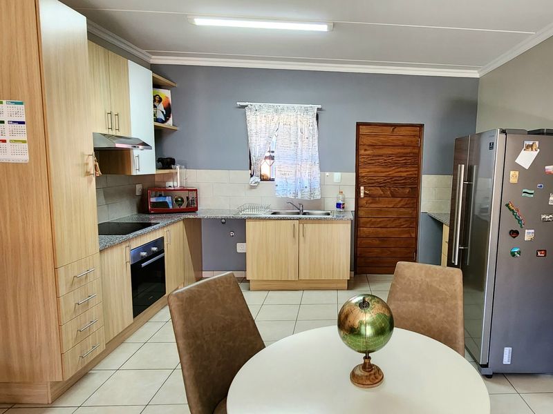 Spacious 3 Bedroom Ground Floor Apartment To Rent in Franklin on 8th, Noordwyk, Midrand - Photo 7