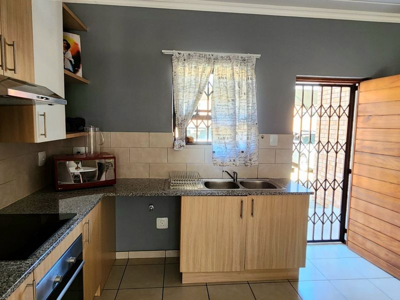 Spacious 3 Bedroom Ground Floor Apartment To Rent in Franklin on 8th, Noordwyk, Midrand - Photo 5