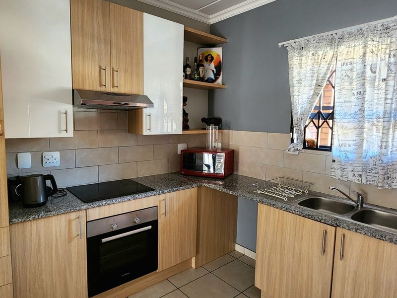 Spacious 3 Bedroom Ground Floor Apartment To Rent in Franklin on 8th, Noordwyk, Midrand - Photo 4