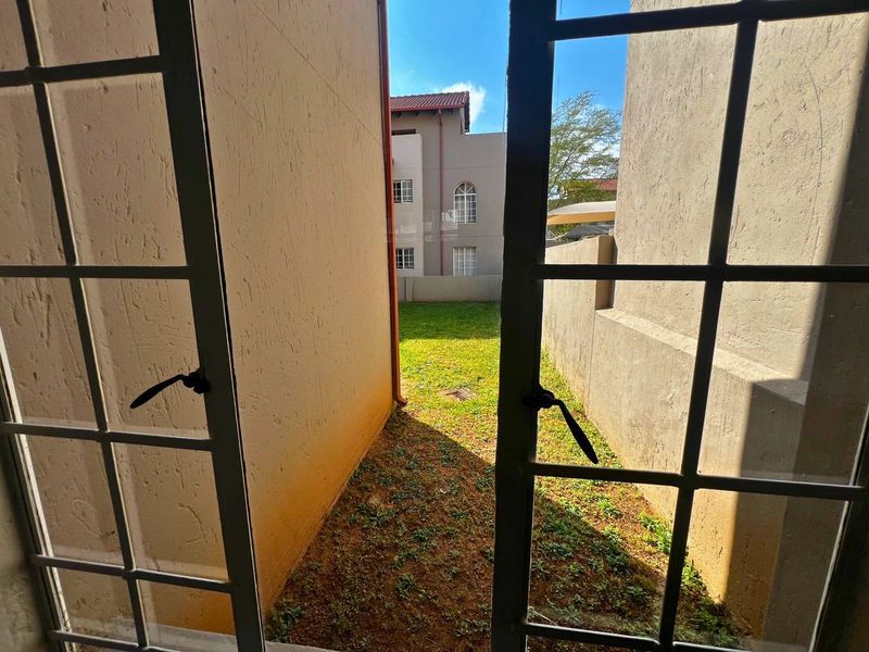 2 Bedroom Ground Floor Apartment Midrand Noordwyk - Photo 5