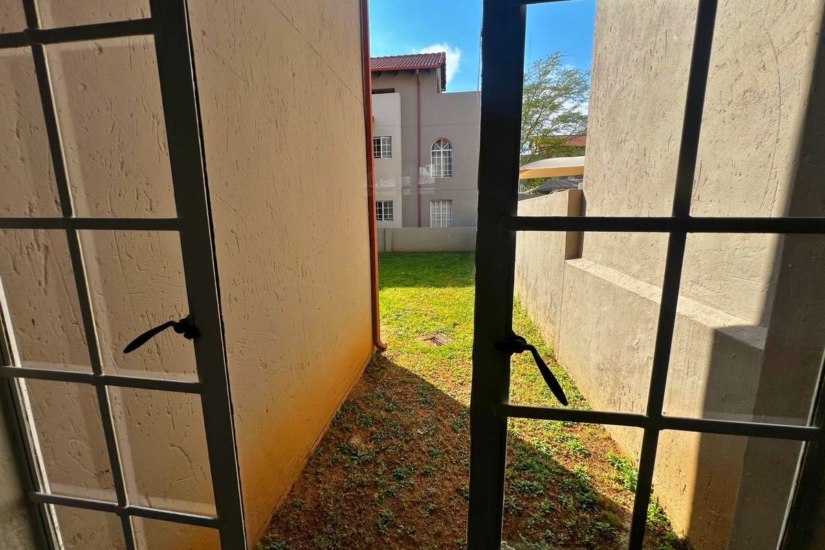 2 Bedroom Ground Floor Apartment Midrand Noordwyk - Photo 5