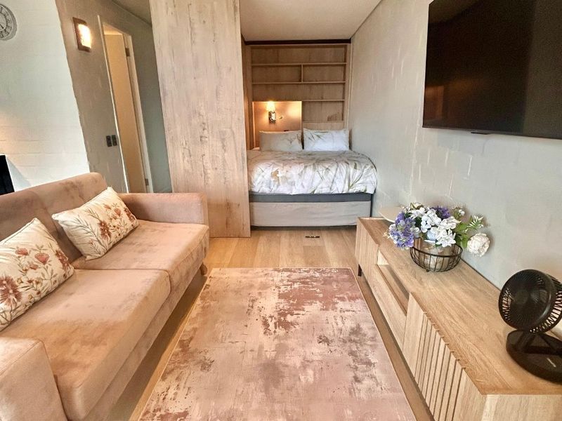 Fully Furnished Airbnb Apartment in Sea Point - Photo 3