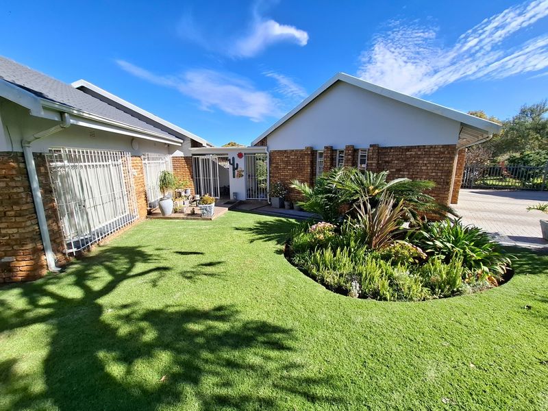 A spacious family home. A fully self-contained flatlet. Three garages. A massive workshop. - Photo 1