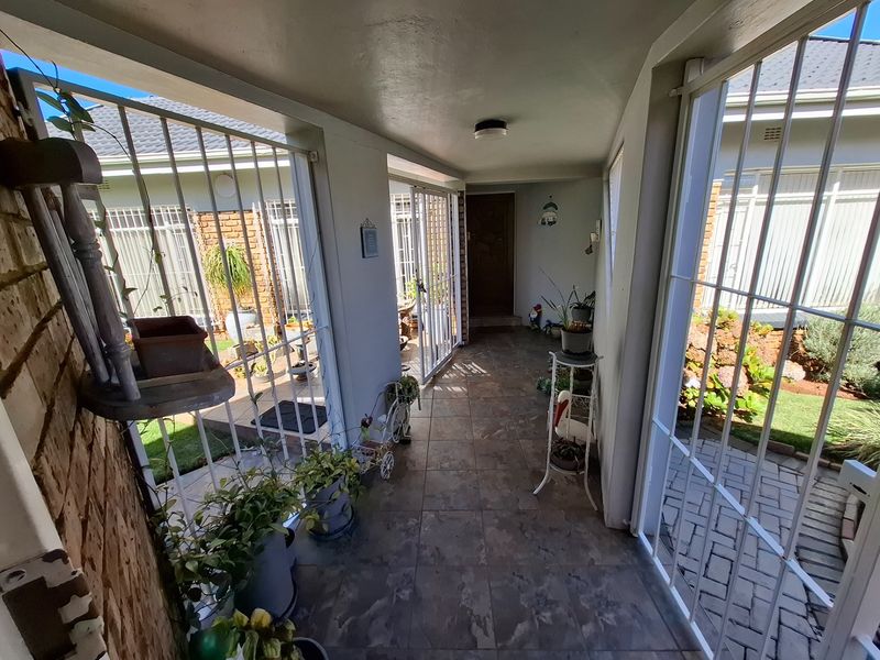 A spacious family home. A fully self-contained flatlet. Three garages. A massive workshop. - Photo 5