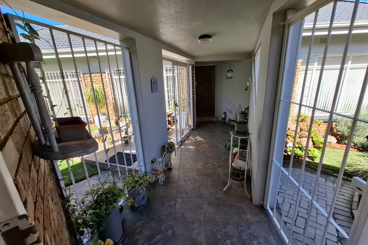 A spacious family home. A fully self-contained flatlet. Three garages. A massive workshop. - Photo 5