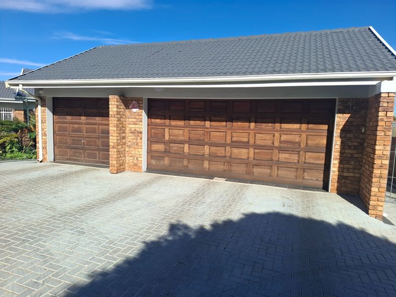 A spacious family home. A fully self-contained flatlet. Three garages. A massive workshop. - Photo 2