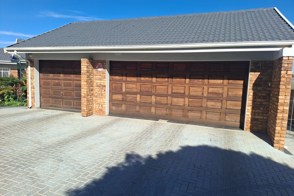 A spacious family home. A fully self-contained flatlet. Three garages. A massive workshop. - Photo 2