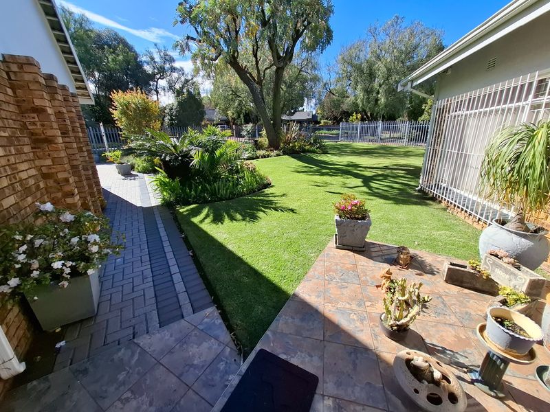 A spacious family home. A fully self-contained flatlet. Three garages. A massive workshop. - Photo 3