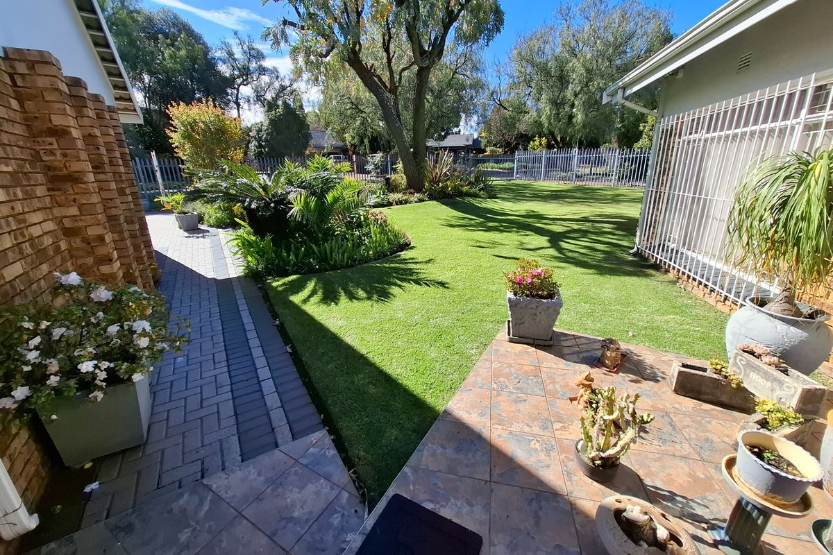 A spacious family home. A fully self-contained flatlet. Three garages. A massive workshop. - Photo 3