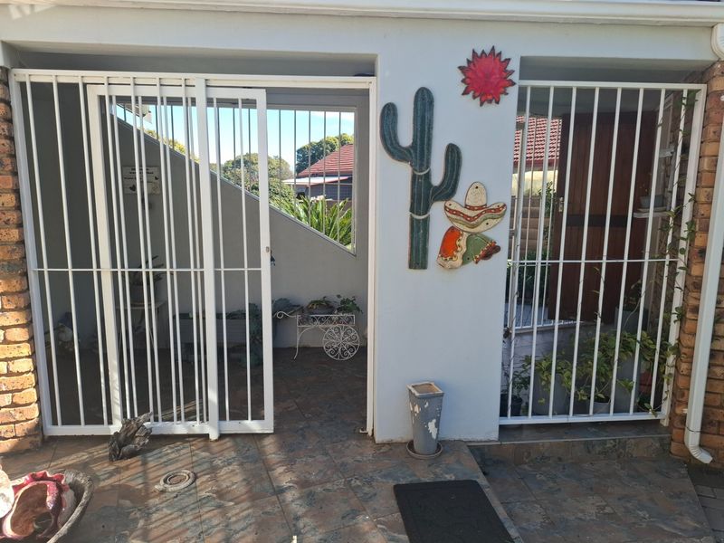 A spacious family home. A fully self-contained flatlet. Three garages. A massive workshop. - Photo 4