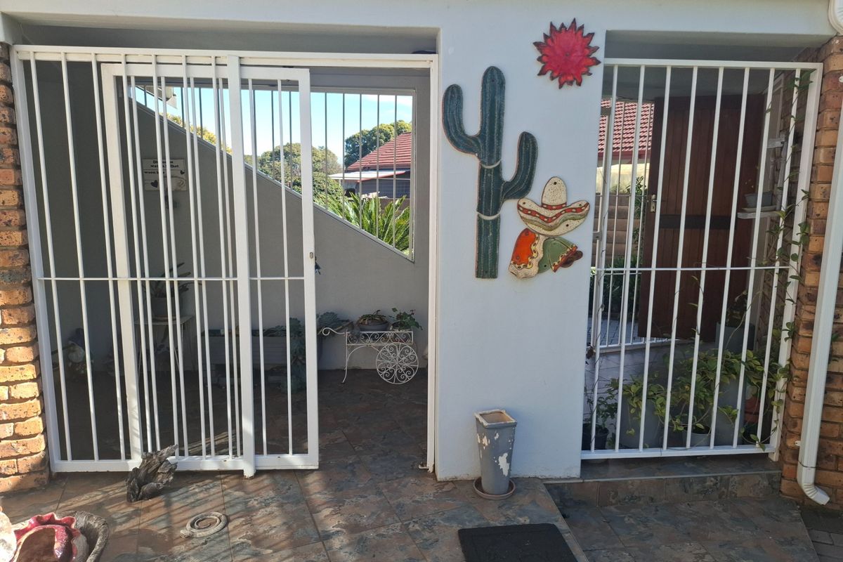 A spacious family home. A fully self-contained flatlet. Three garages. A massive workshop. - Photo 4