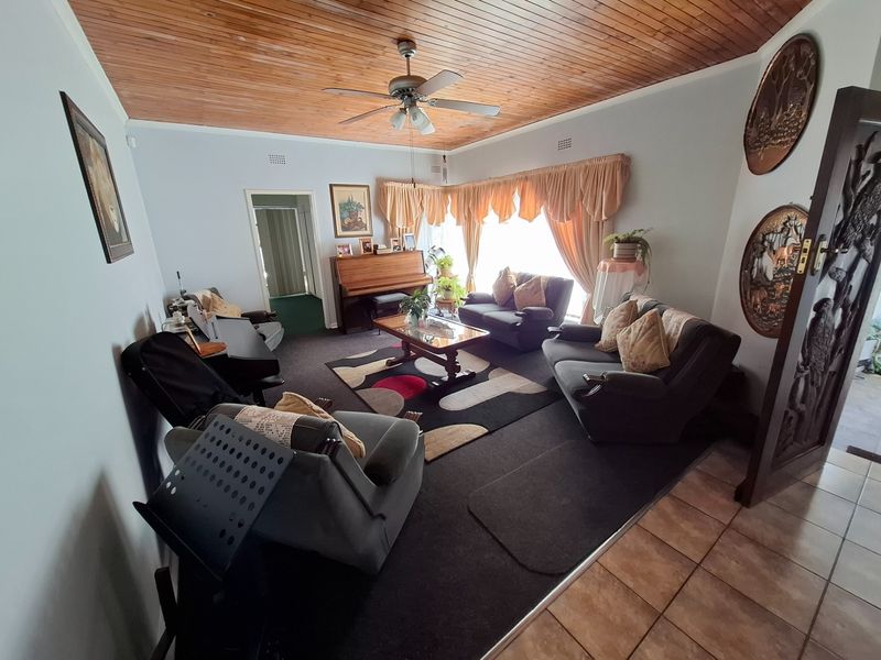 A spacious family home. A fully self-contained flatlet. Three garages. A massive workshop. - Photo 8