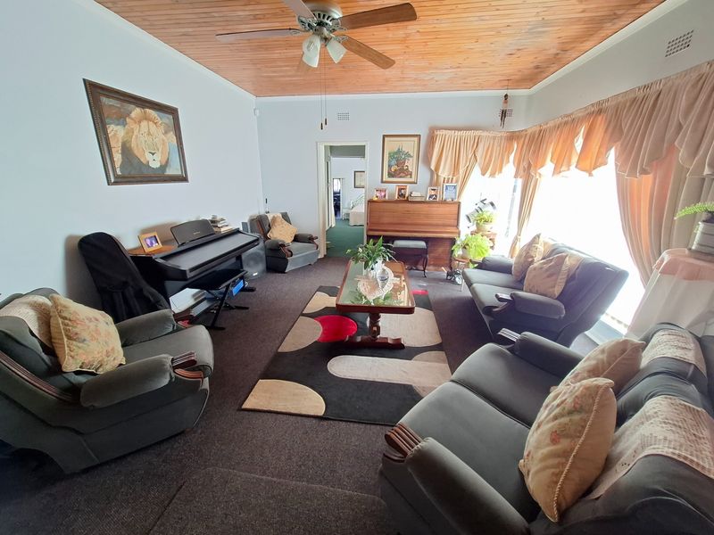 A spacious family home. A fully self-contained flatlet. Three garages. A massive workshop. - Photo 9