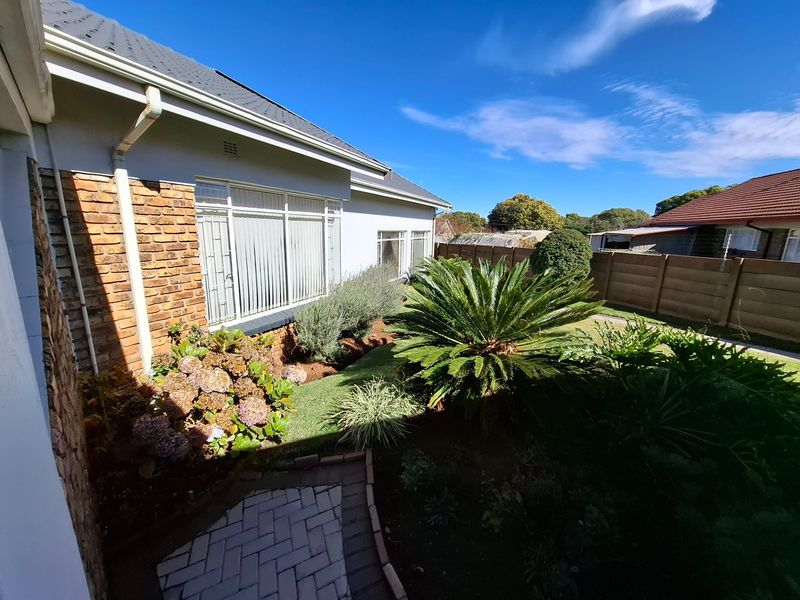 A spacious family home. A fully self-contained flatlet. Three garages. A massive workshop. - Photo 7