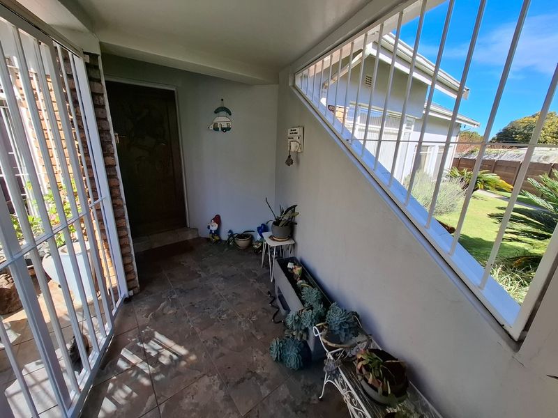 A spacious family home. A fully self-contained flatlet. Three garages. A massive workshop. - Photo 6