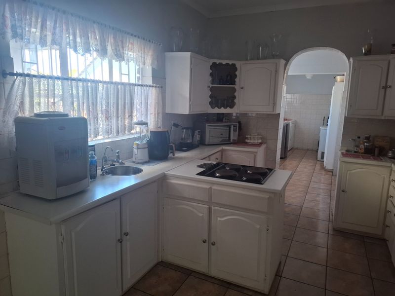 A spacious family home. A fully self-contained flatlet. Three garages. A massive workshop. - Photo 10