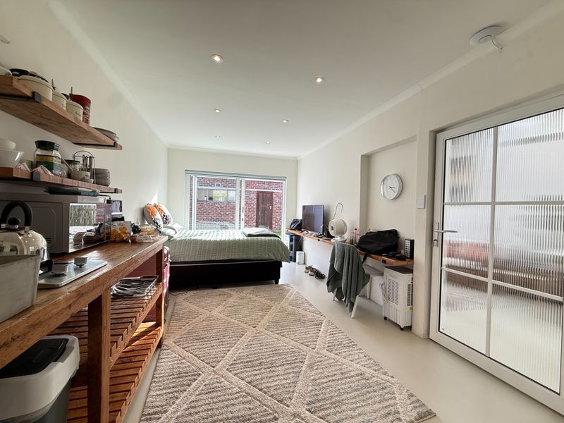 1 - 2 bedroom shared entrance flat in Meadowridge - Photo 7