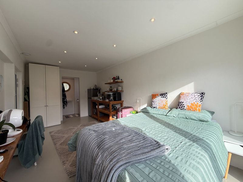 1 - 2 bedroom shared entrance flat in Meadowridge - Photo 9