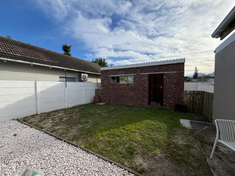 1 - 2 bedroom shared entrance flat in Meadowridge - Photo 4