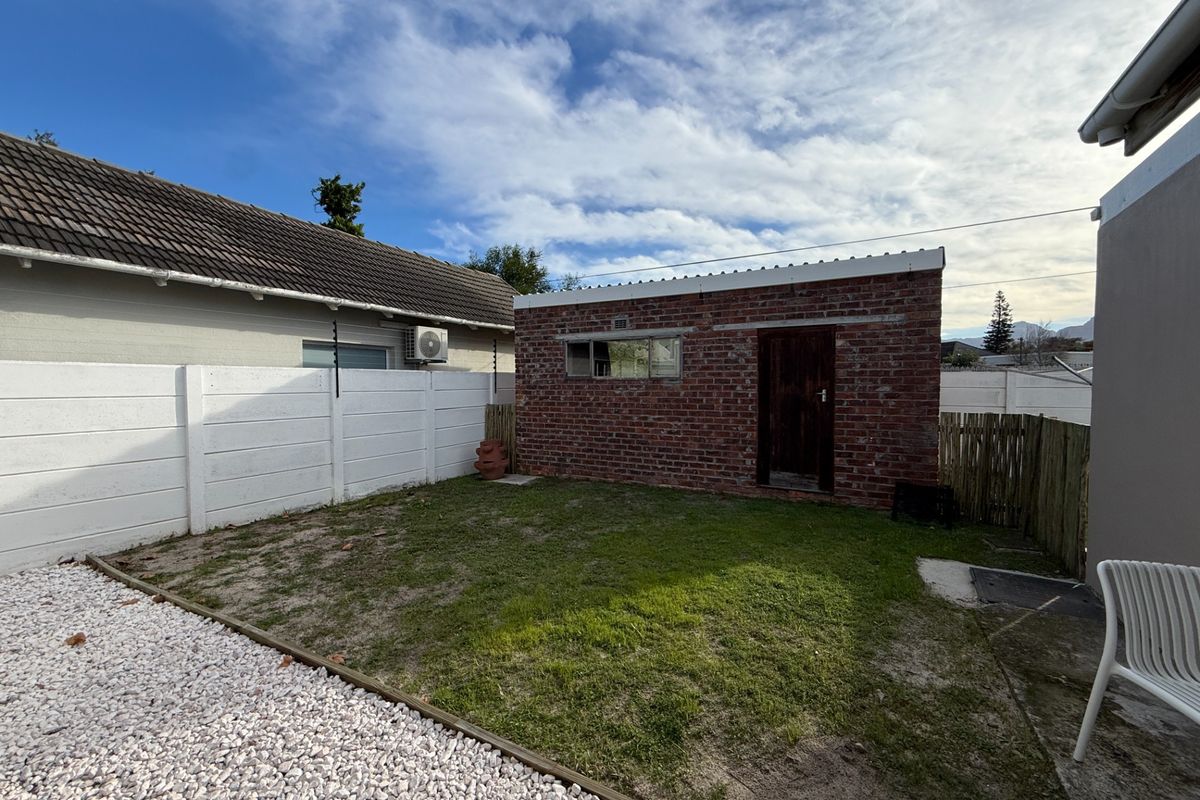 1 - 2 bedroom shared entrance flat in Meadowridge - Photo 4