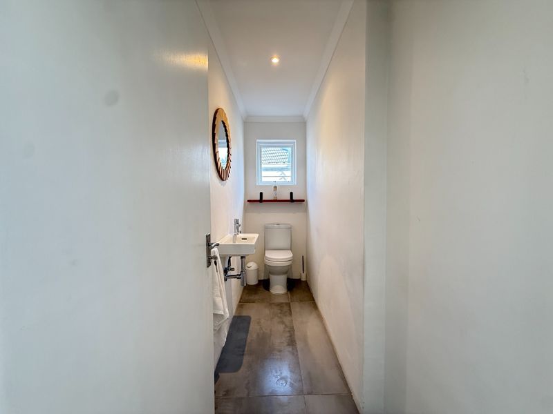 1 - 2 bedroom shared entrance flat in Meadowridge - Photo 5