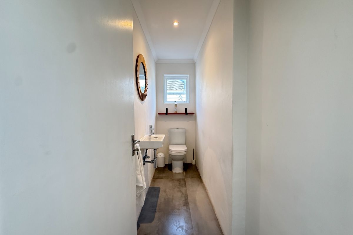 1 - 2 bedroom shared entrance flat in Meadowridge - Photo 5