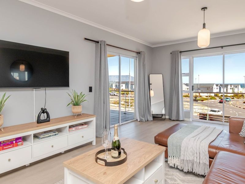 Modern Furnished 3-Bedroom Apartment in Dolphin Ridge with Tandem Garage - Photo 3