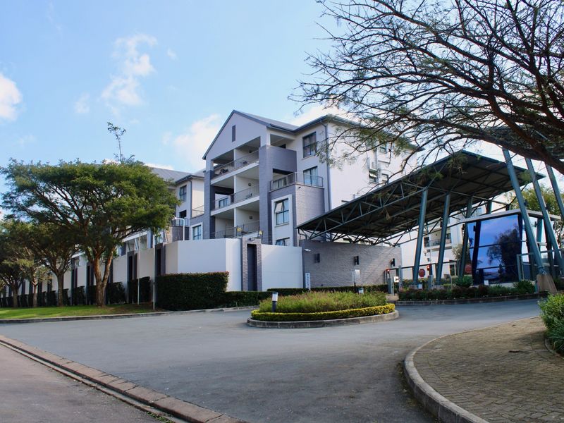 Modern 3-Bed Apartment | Covered Balcony | Gym Access | Pet Friendly - Photo 2