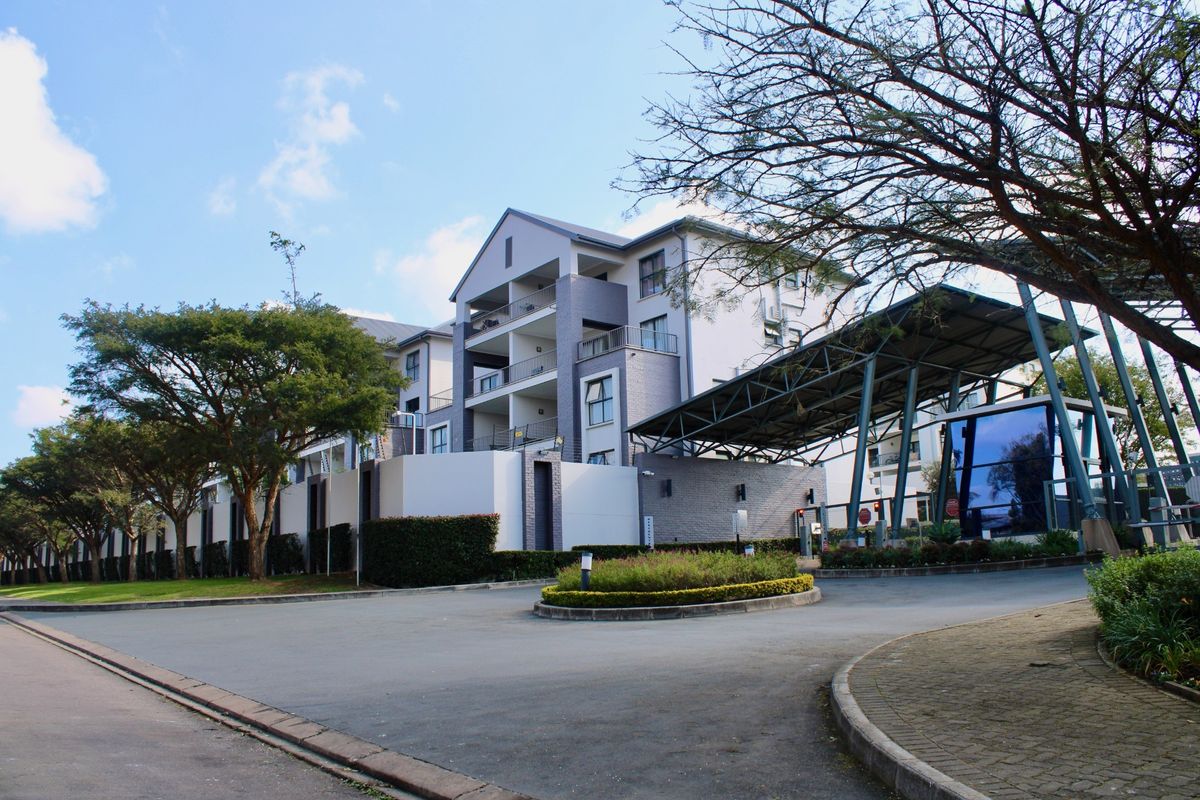 Modern 3-Bed Apartment | Covered Balcony | Gym Access | Pet Friendly - Photo 2