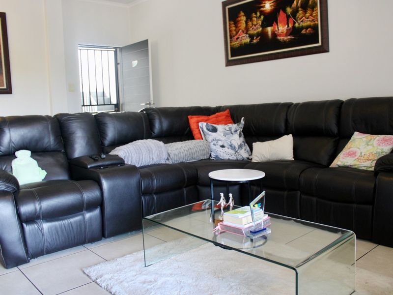 Modern 3-Bed Apartment | Covered Balcony | Gym Access | Pet Friendly - Photo 8