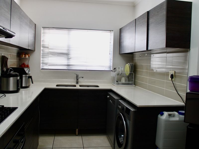 Modern 3-Bed Apartment | Covered Balcony | Gym Access | Pet Friendly - Photo 3