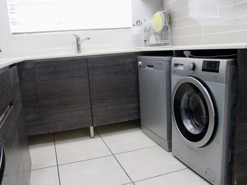 Modern 3-Bed Apartment | Covered Balcony | Gym Access | Pet Friendly - Photo 4