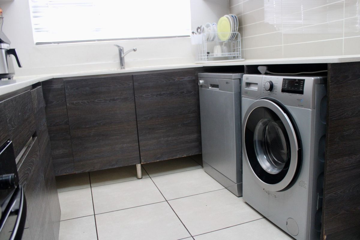 Modern 3-Bed Apartment | Covered Balcony | Gym Access | Pet Friendly - Photo 4