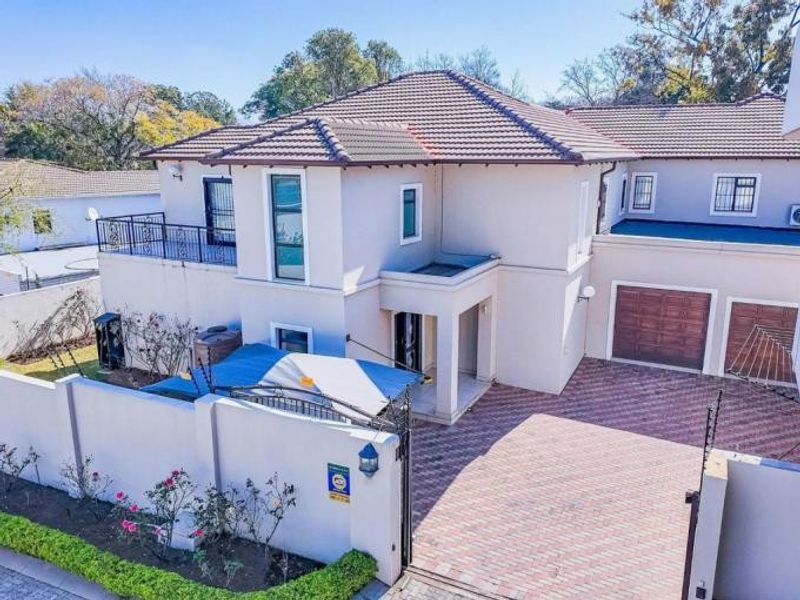 4 Bedroom House For Sale in Bryanston, Sandton - Photo 1