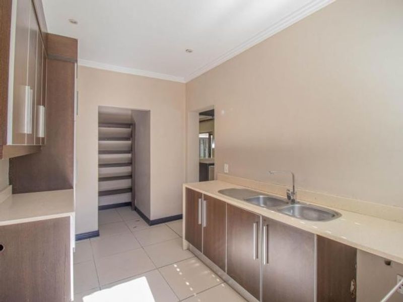 4 Bedroom House For Sale in Bryanston, Sandton - Photo 9