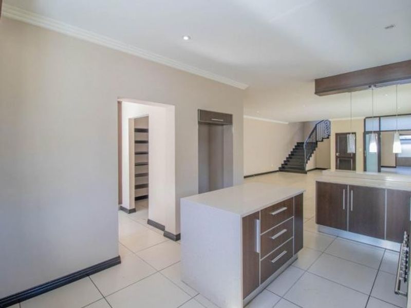 4 Bedroom House For Sale in Bryanston, Sandton - Photo 7