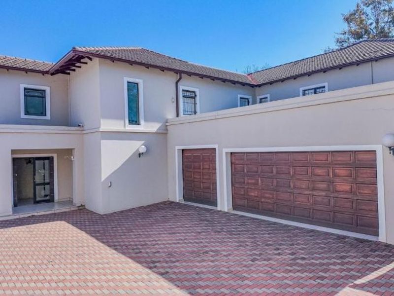4 Bedroom House For Sale in Bryanston, Sandton - Photo 2