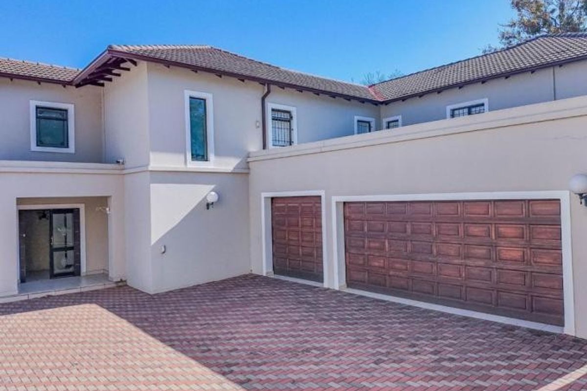 4 Bedroom House For Sale in Bryanston, Sandton - Photo 2
