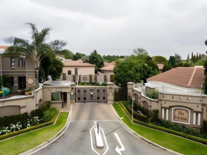 3 Bedroom House For Sale in Bryanston, Sandton - Photo 2