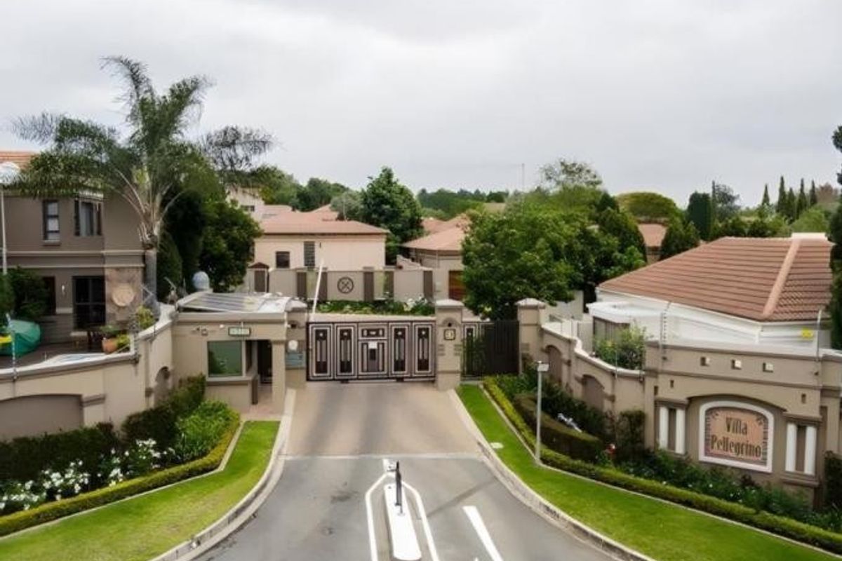 3 Bedroom House For Sale in Bryanston, Sandton - Photo 2
