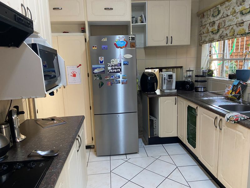 SOMETHING DIFFERENT -FIVE BEDROOM HOUSE IN POPULAR ASPENCRESCENT - SINGLE ENTRY POINT, 24H SECURITY! - Photo 8